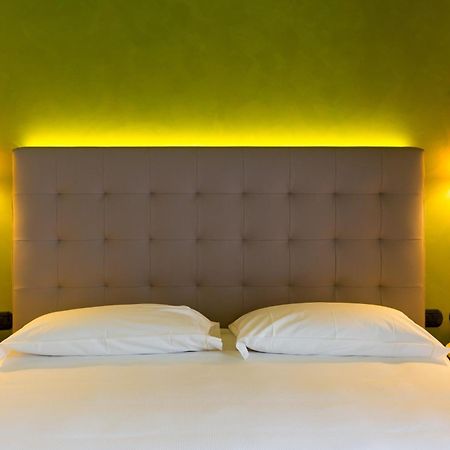 Hotel Al Campanile - Luxury Suites & Apartments Baveno Exteriör bild