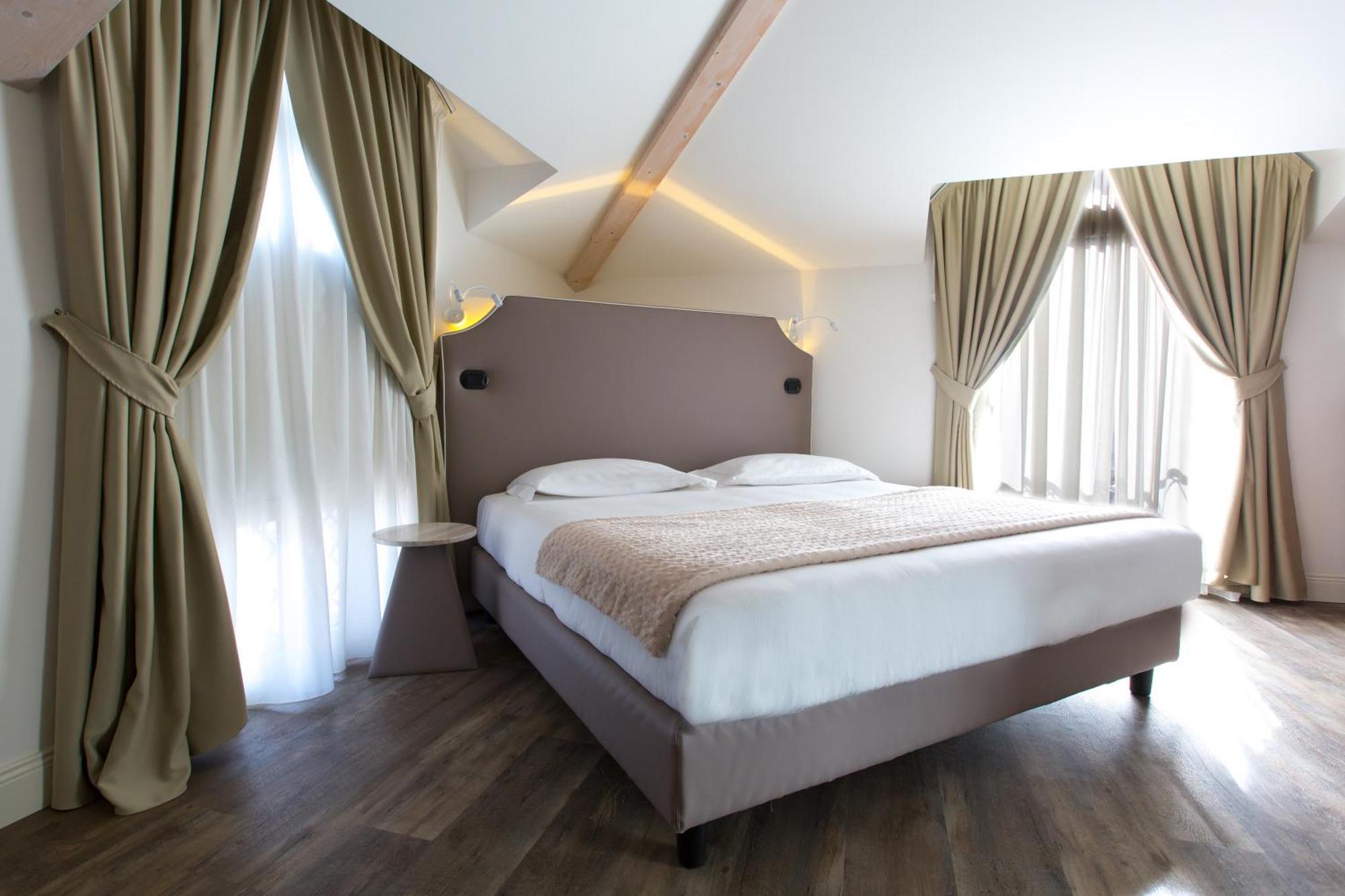 Hotel Al Campanile - Luxury Suites & Apartments Baveno Exteriör bild