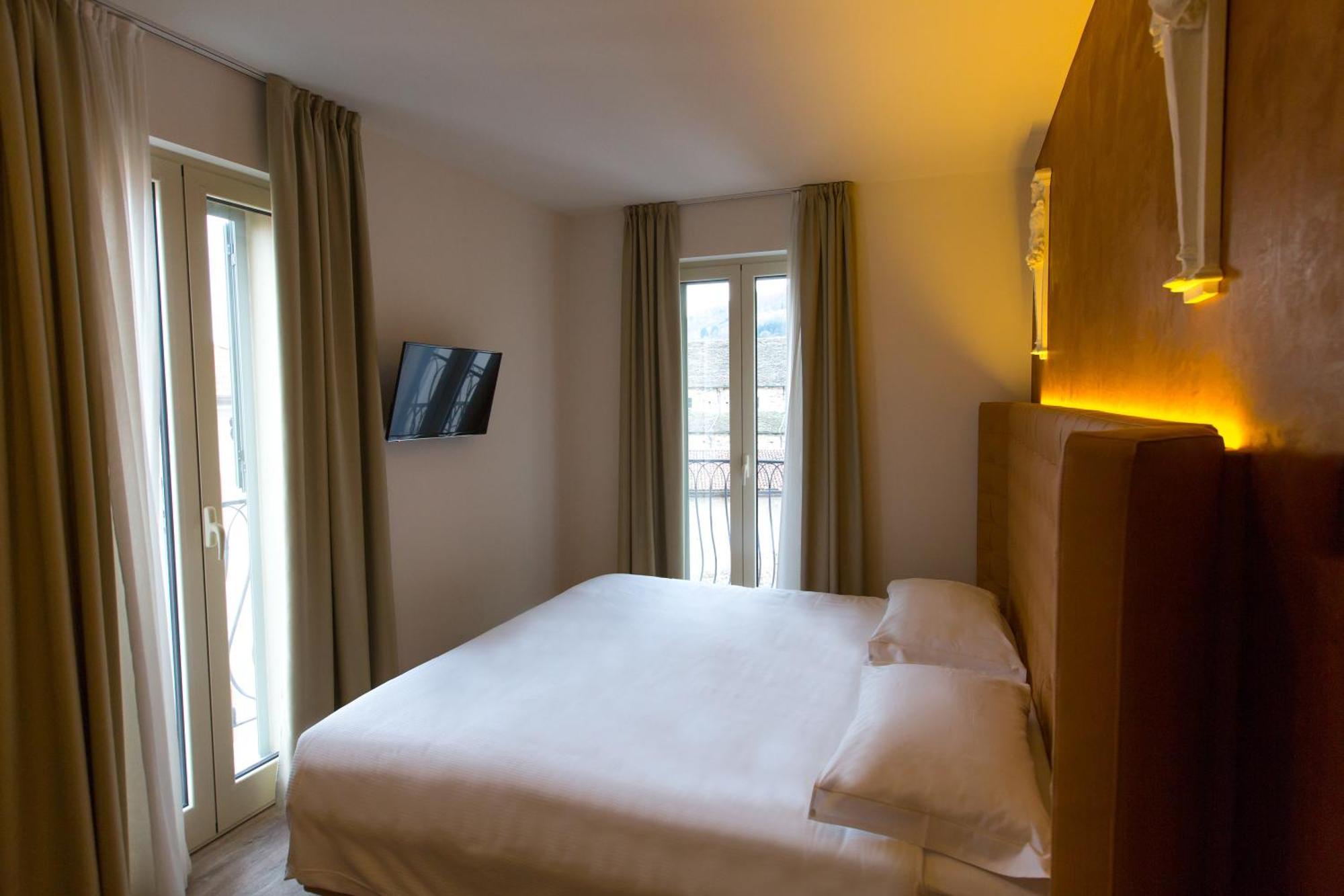 Hotel Al Campanile - Luxury Suites & Apartments Baveno Exteriör bild