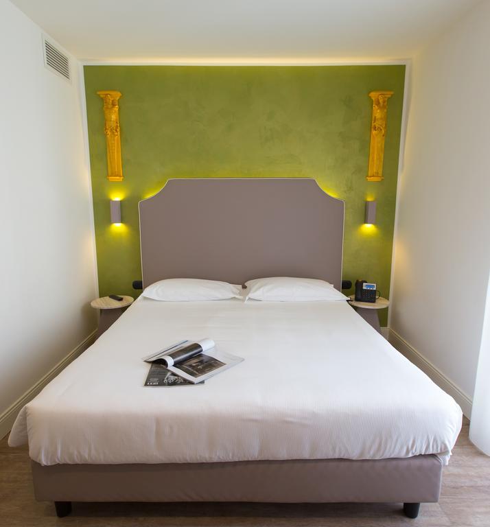 Hotel Al Campanile - Luxury Suites & Apartments Baveno Exteriör bild