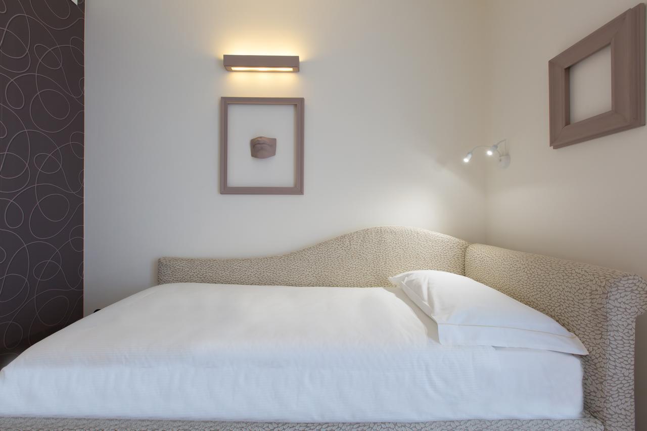Hotel Al Campanile - Luxury Suites & Apartments Baveno Exteriör bild
